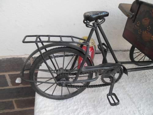 stunning very large bicycle size is 670mm long collection only very large box