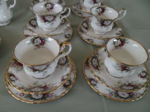 22 peace Royal Albert Celebration including teapot tea set