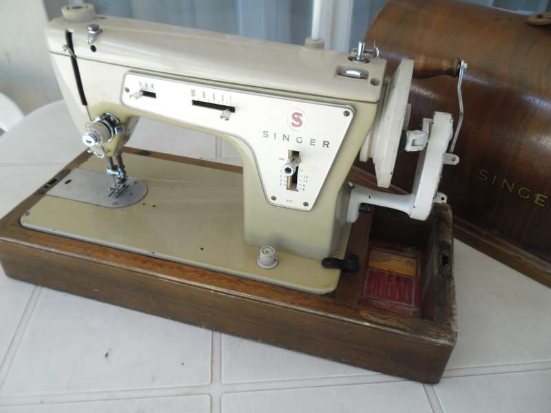Singer 237 hand crank sewing machine with wood box collection only 17kg by buyer