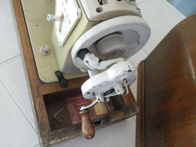 Singer 237 hand crank sewing machine with wood box collection only 17kg by buyer