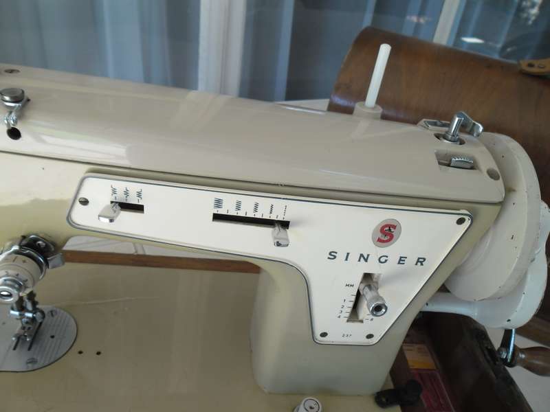 Singer 237 hand crank sewing machine with wood box collection only 17kg by buyer