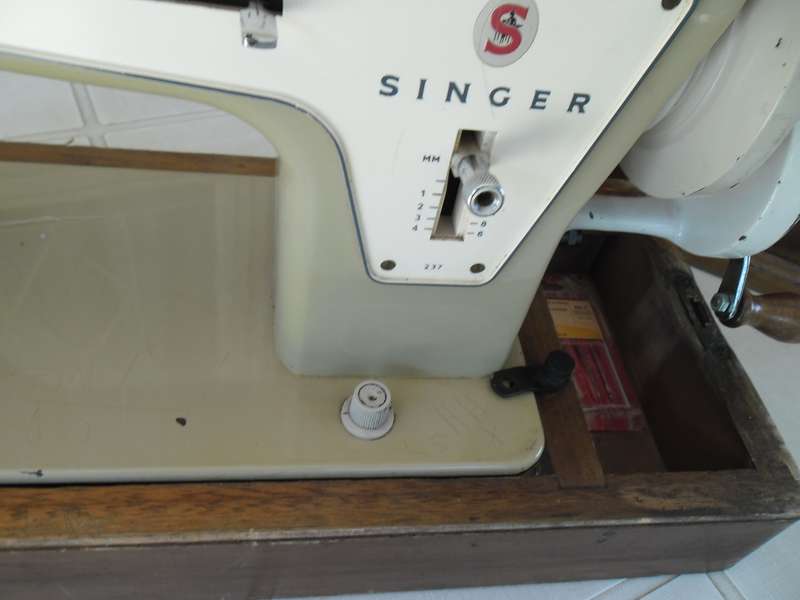 Singer 237 hand crank sewing machine with wood box collection only 17kg by buyer