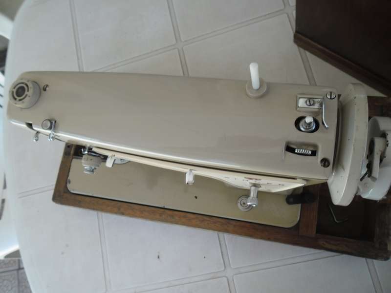 Singer 237 hand crank sewing machine with wood box collection only 17kg by buyer