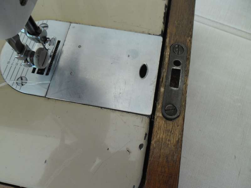 Singer 237 hand crank sewing machine with wood box collection only 17kg by buyer