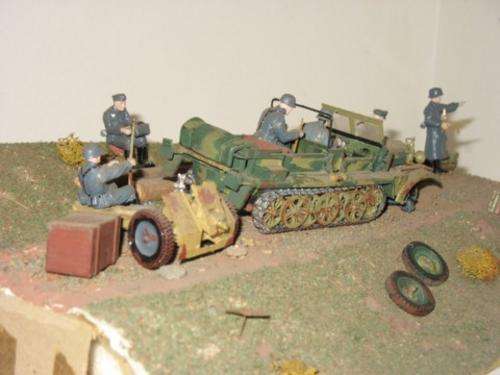 Plastic model of German 2nd world war Half-Track troop carrier and field gun