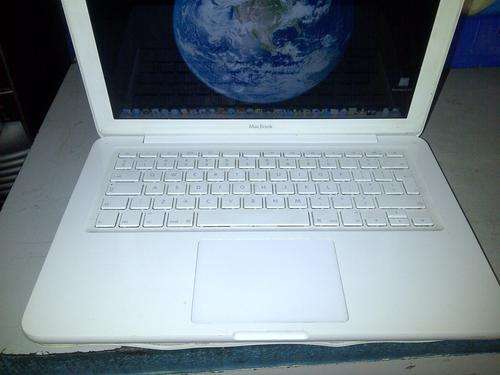 MacBook 13" inch ( INTEL CORE 2 DUO)