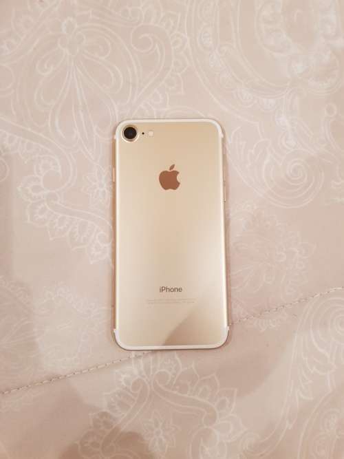 Apple Iphone 7 (128gig)  Gold like new