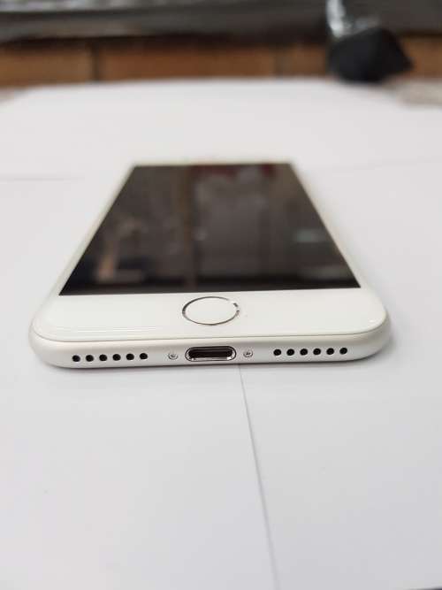 Apple Iphone 7 (128gig)  Silver like new