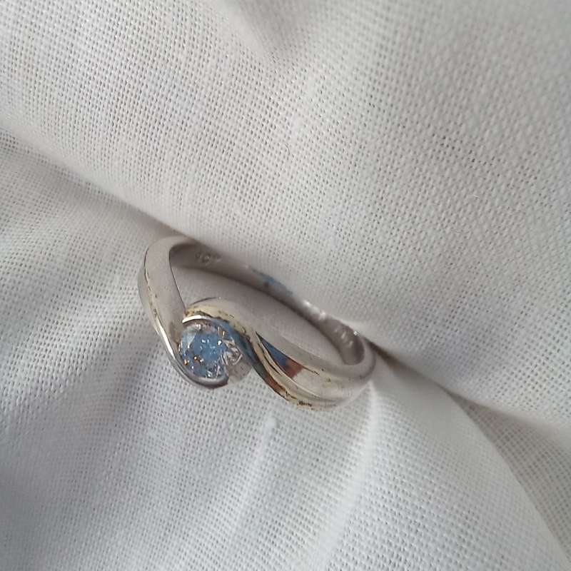 9ct White Gold and Diamond ring