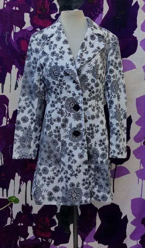 Ladies white and black light jacket/coat Size 10 by Foschini