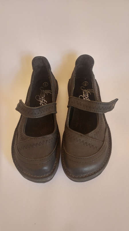 Size 6 Ladies Genuine Leather Black Mary-Jane Shoes by Freestyle