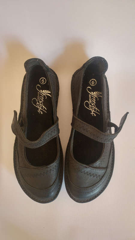 Size 6 Ladies Genuine Leather Black Mary-Jane Shoes by Freestyle
