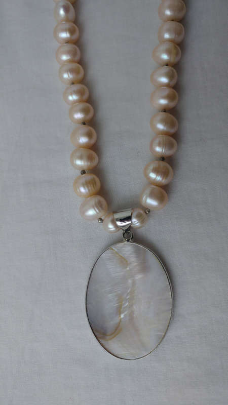 Pearl necklace with pendant