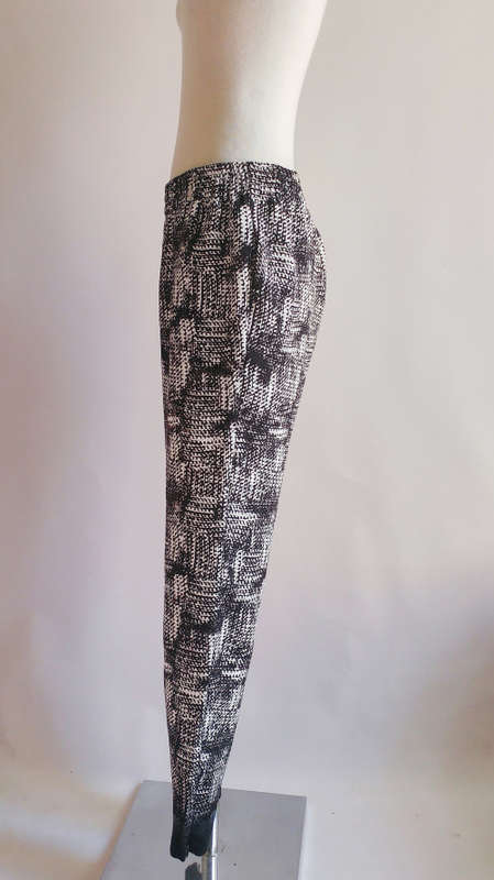 Witchery ladies black and white summer pants Size 10