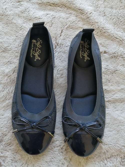 Soft Style by Hush Puppies NAVY Flats - Size 5