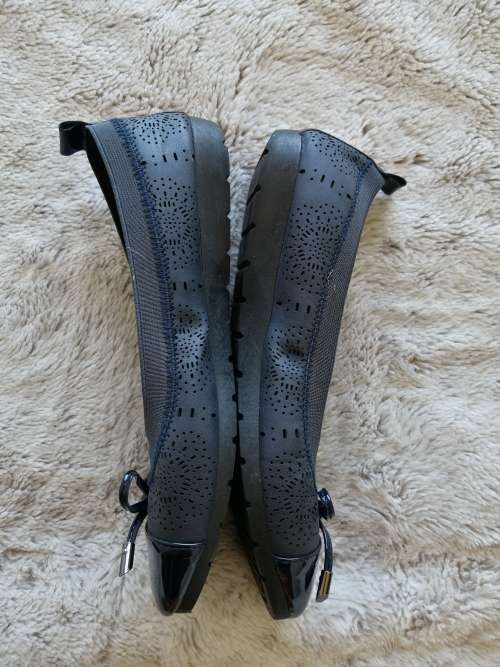 Soft Style by Hush Puppies NAVY Flats - Size 5
