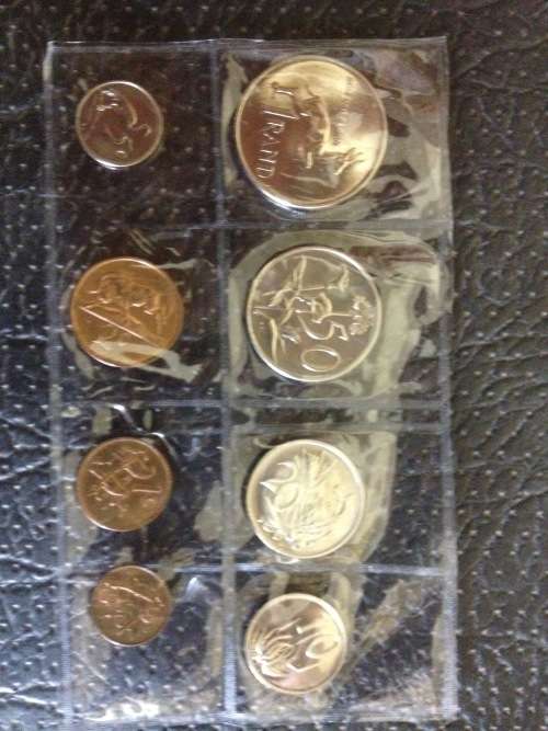 1977 UNCIRCULATED SET OF 8 COINS FROM R1 TO HALF CENT