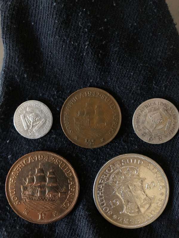 COLLECTION OF 5 UNION OF SOUTH AFRICA 1942 COINS (2 AND A HALF SHILLING, 6D, 3D, 1D & 1/2D)
