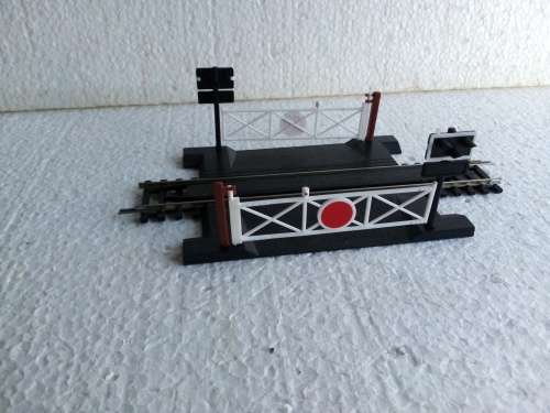 HORNBY SINGLE TRACK LEVEL CROSSING
