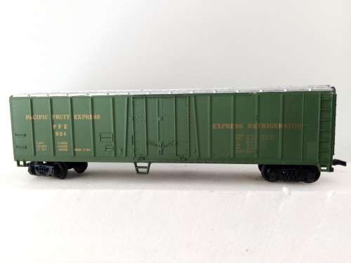 HO/OO SCALE BACHMANN REEFER