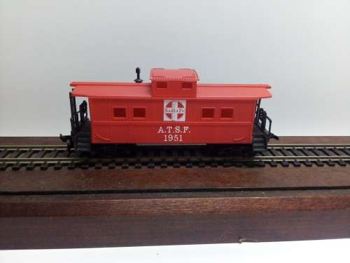 HO/OO SCALE LIFE-LIKE SANTA FE CABOOSE