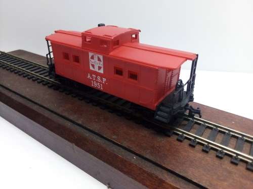 HO/OO SCALE LIFE-LIKE SANTA FE CABOOSE