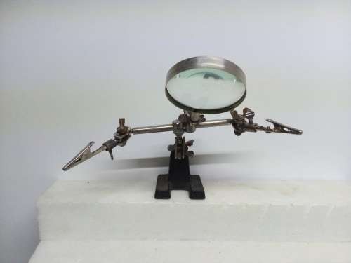MAGNIFY GLASS STAND WITH HELPING HANDS