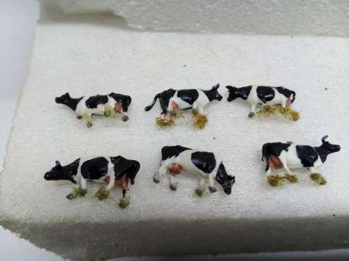 HO/OO SCALE BLACK & WHITE COWS