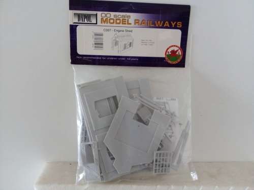 HO/OO SCALE DAPOL ENGINE SHED KIT
