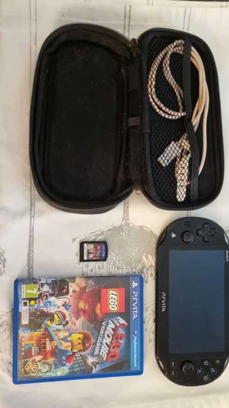 PS Vita / PSVita 2000 + LEGO Movie Videogame + Carry Pouch
