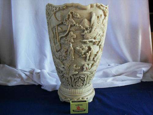 BEAUTIFUL CHINESE/JAPANESE VASE,DELIVERY R65.00