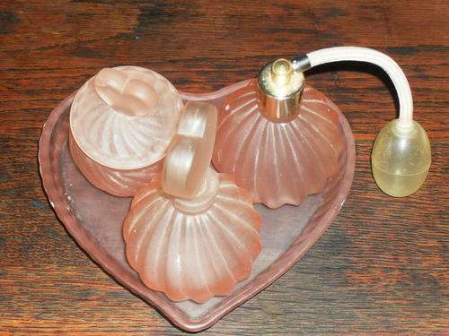 CRAZY R1 START,BEAUTIFUL VINTAGE GLASS DRESSING TABLE SET,DELIVERY R30.00