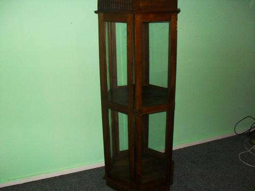Beautiful six sided display cabinet,collection only!