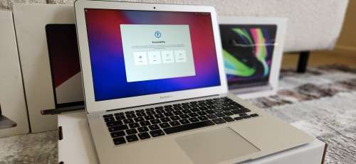 2017 Apple MacBook Air 13 inch 2017 Core i5 8GB RAM 128GB SSD Storage Excellent condition with Box
