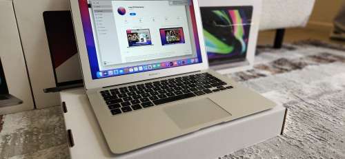 2017 Apple MacBook Air 13 inch 2017 Core i5 8GB RAM 128GB SSD Storage Excellent condition with Box