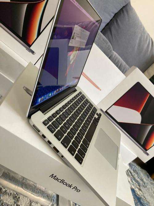 Apple Macbook pro 13 Retina 2015 Core i5 8GB RAM, 1TB SSD STORAGE