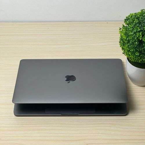 2017 Apple macbook pro 13 inch Retina Core i5 8GB RAM 256GB SSD Storage