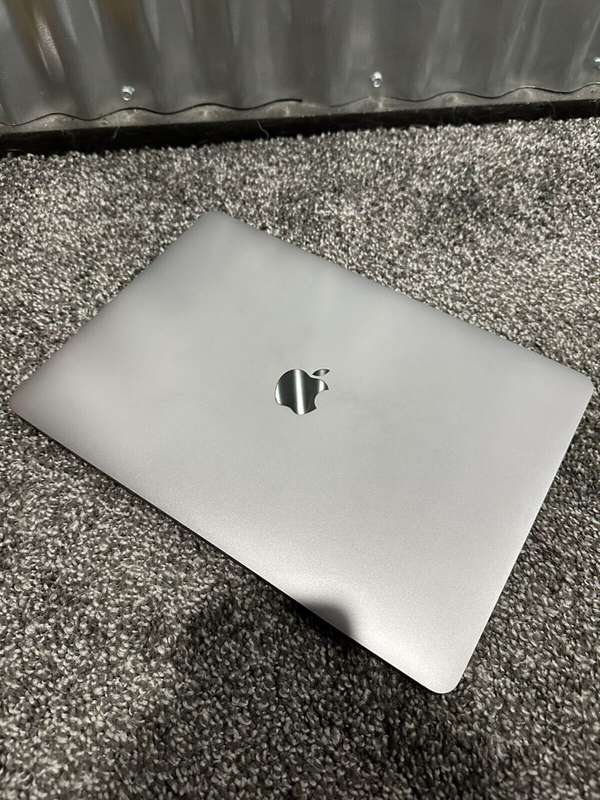 MacBook Pro 2016 / 13-inch / Intel core i5 2.9 Ghz / 8GB RAM 256 GB SSD / Touch Bar