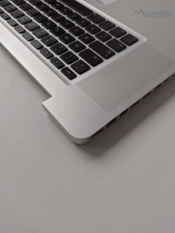 17" MacBook Pro TopCase with QWERTY Keyboard