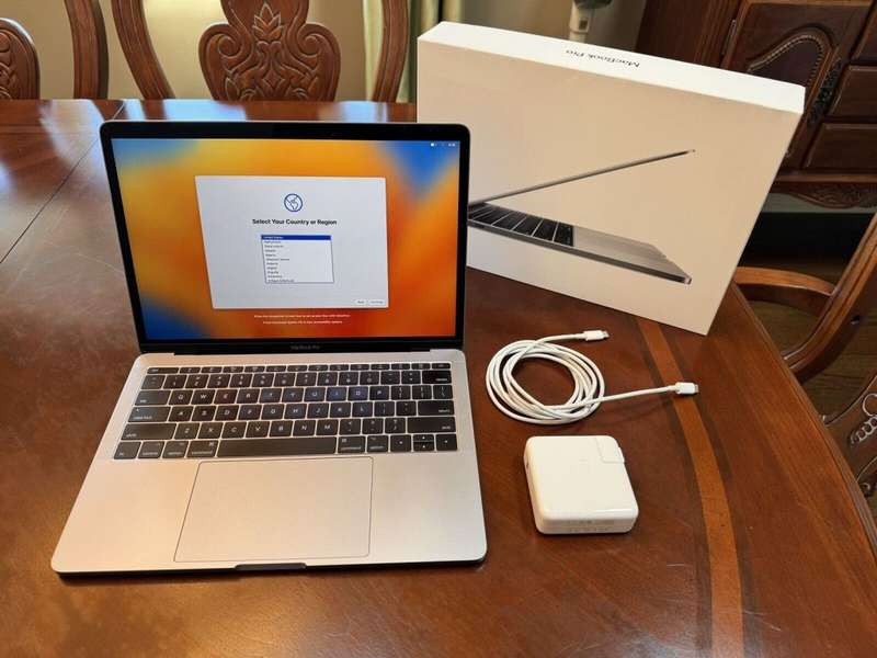 Apple MacBook Pro 13" (2017) - 128GB SSD, Intel Core i5, 8GB RAM