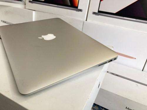 2017 MacBook Air 13 inch Core i5 8GB RAM 128GB SSD With all original Accessories and box