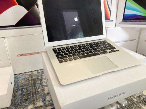 2017 MacBook Air 13 inch Core i5 8GB RAM 128GB SSD With all original Accessories and box