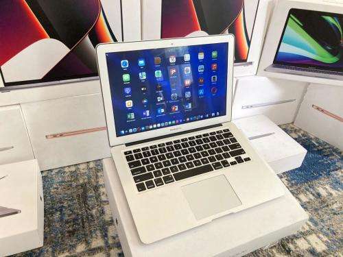2017 MacBook Air 13 inch Core i5 8GB RAM 128GB SSD With all original Accessories and box
