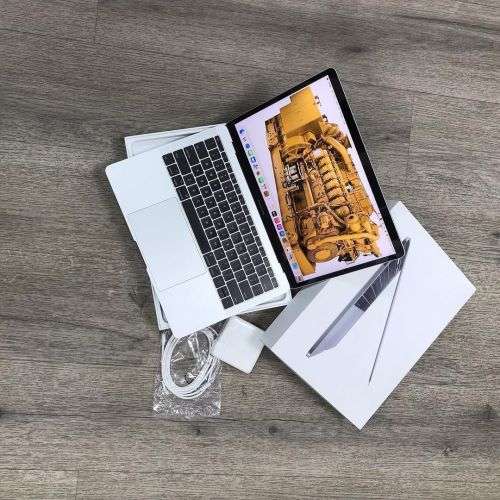 Apple macbook pro 13 inch Retina 2017 Core i5 8GB RAM 128GB SSD As New in Box with all accessories