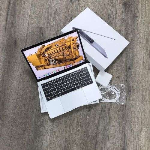 Apple macbook pro 13 inch Retina 2017 Core i5 8GB RAM 128GB SSD As New in Box with all accessories