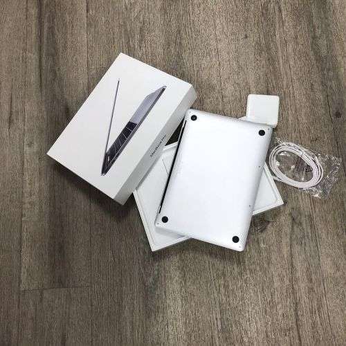 Apple macbook pro 13 inch Retina 2017 Core i5 8GB RAM 128GB SSD As New in Box with all accessories