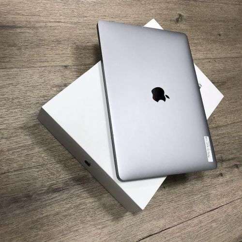 Apple macbook pro 13 inch Retina Touch bar Core i7 16GB RAM 512GB SSD Excellent condition with Box