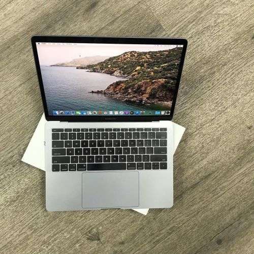 Apple macbook pro 13 inch Retina 2017 Core i5 8GB RAM 256GB SSD As New in Box with all accessories