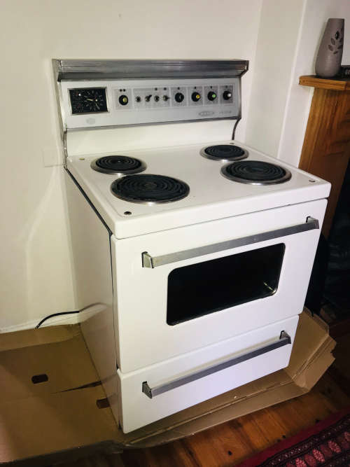 Excellent Condition Electric Defy 424 Oven - No Delivery; Collection Essential - Rondebosch CT