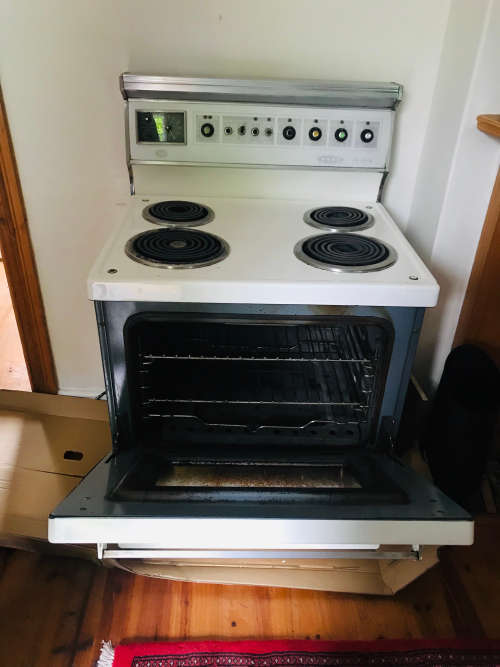 Excellent Condition Electric Defy 424 Oven - No Delivery; Collection Essential - Rondebosch CT